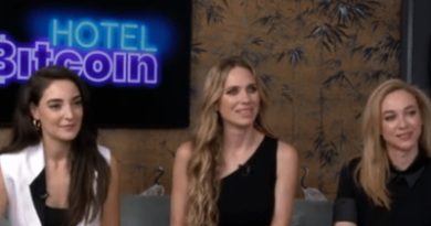 Leonor Lavado, Vanesa Romero y Marta HazasHotel BitCoin