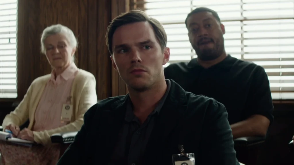 Nicholas Hoult, en primer plano, es el protagonista de la película, el jurado que le da su título. Jurado nº2