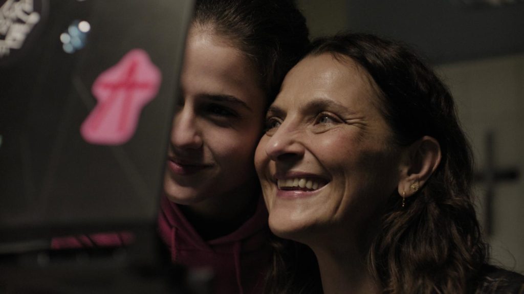 Madre e hija mantienen la comunicación con su familia gracias a las videollamadas, en Los Tortuga