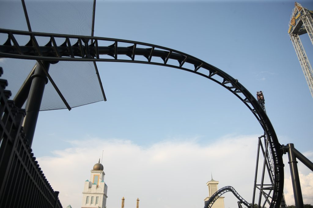 Espectacular imagen de Batman Gotham City Escape en el parque Warner, con un de los trenes a los 45 metros de su máxima altura