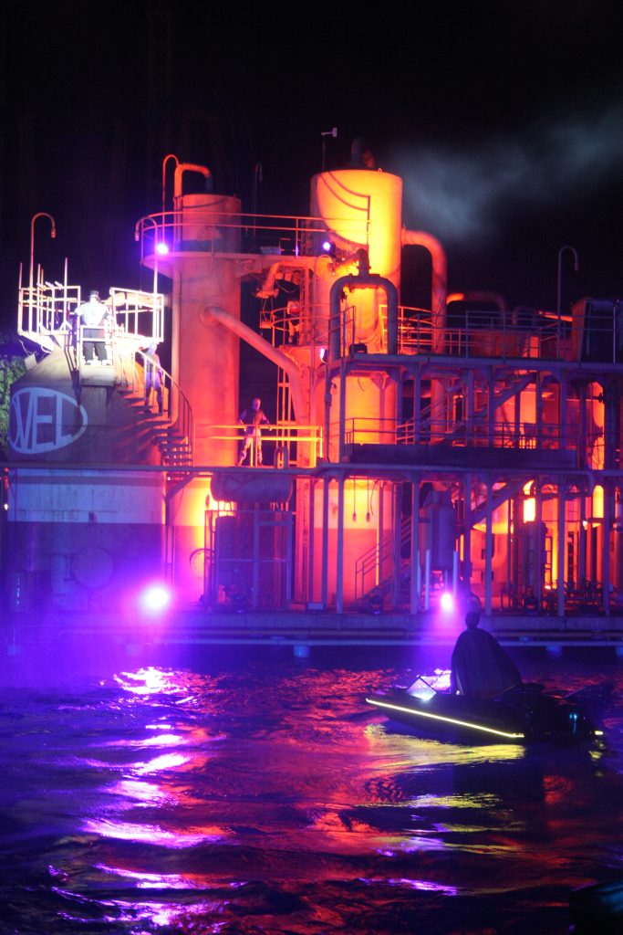 Batman en su intervención en el espectáculo Justice League: Rise of the Penguin en el Parque Warner