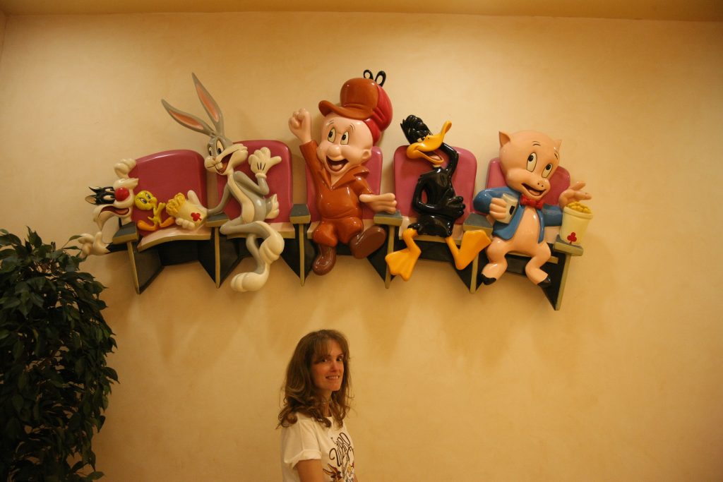 Los personajes de Looney Tunes que se encuentran a la entrada del bar Casablanca de Parque Warner