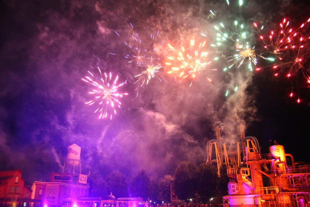Los fuegos artificiales no pueden faltar en un espectáculo de esta categoría del Parque Warner