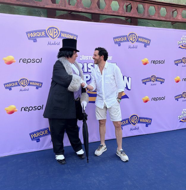 Pingüino saludando al actor Javier Pereira, habitual en los inicios del cine de Rodrigo Sorogoyen, caso de 'Stockholm', de la que fue protagonista