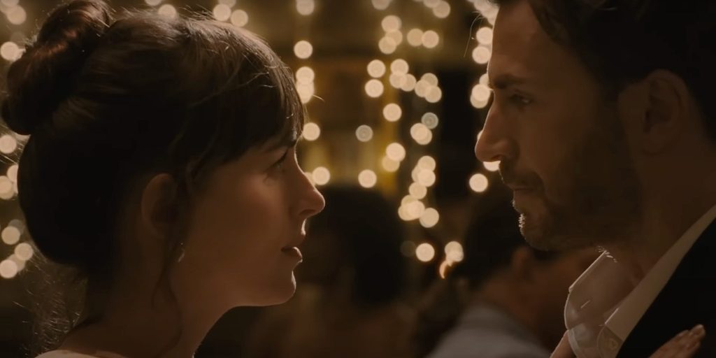 Lucy y John (Chris Evans), en Maerialistas