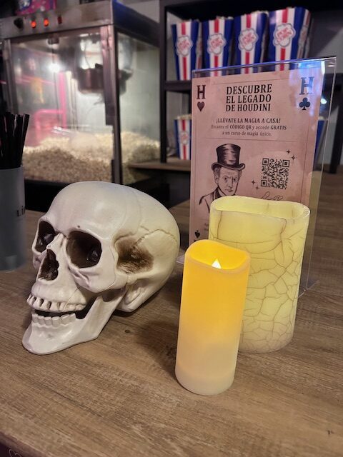 HOUDINI El mostrador de las palomitas también está tematizado