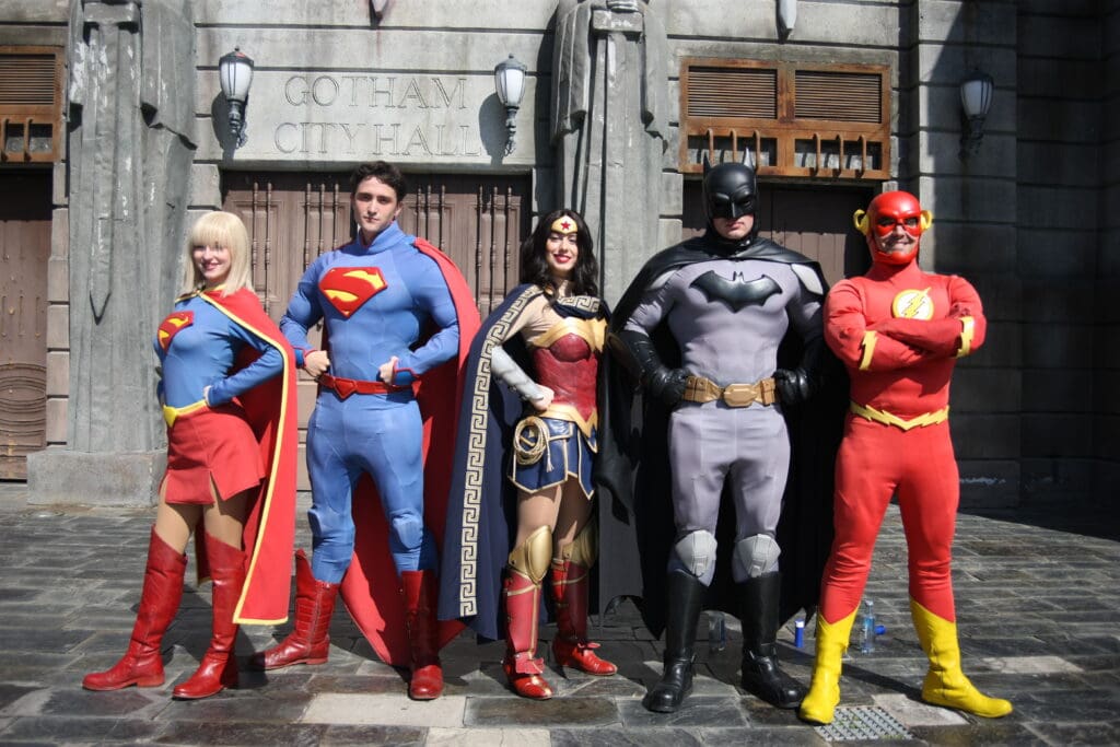 Los superhéroes de DC posando para La Cronosfera en el escenario de la plaza de Gotham al finalizar el acto