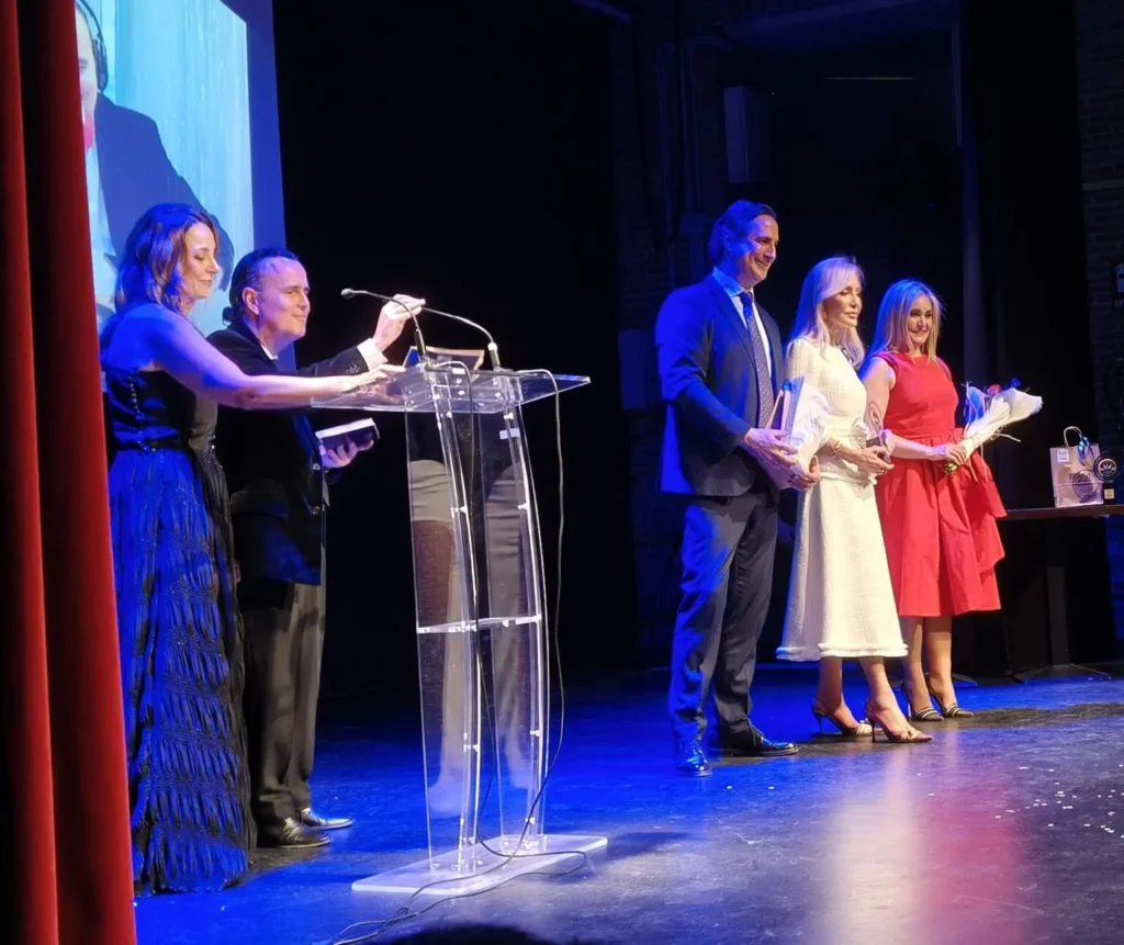 Carmen Lomana posa con su premio de La Terraza, acompañada de Alfonso Hevia y Ana Villota. A la izquierda, los presentadores del acto José Aguilar y Mónica Vergara.