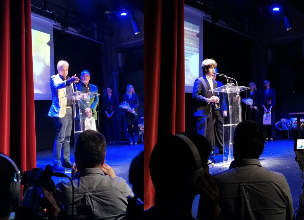 El actor y presentador Agustín Bravo y el joven director de cine Pablo Mendizábal, recibiendo su premio.