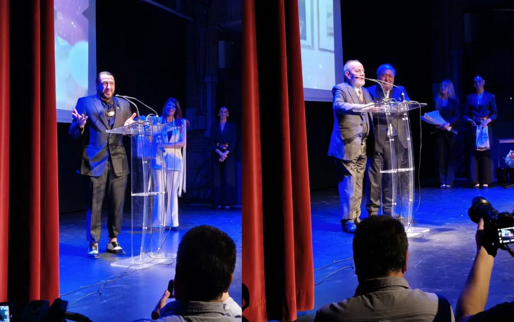 El bailaor Rafael Amargo y el pintor Eduardo Naranjo recibiendo ambos sus premios de "La Terraza"
