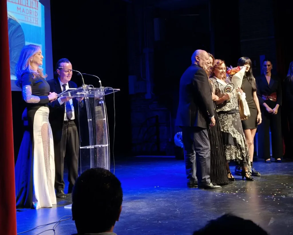 Fedra Lorente posa orgullosa con su premio de La Terraza, acompañado de Pepe Ruiz y Paula Larrañaga. A la izquierda, los presentadores del acto José Aguilar y Ana Escribano.