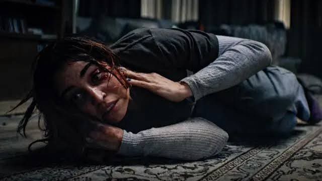 Posesión Infernal: En llamas,. Alice (Souheila Yacoub) tratando de sobrevivir a lo que ocurre a su alrededor