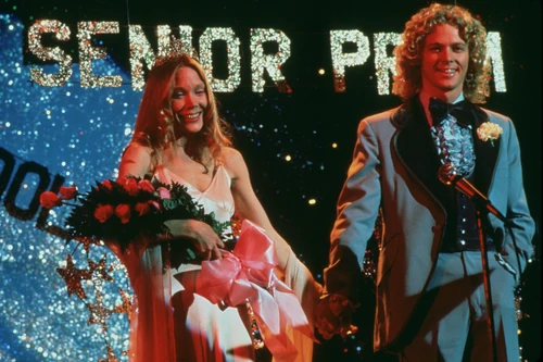 Carrie: «Carrie y Tommy sonríen tras ser coronados reina y rey del baile de graduación.»